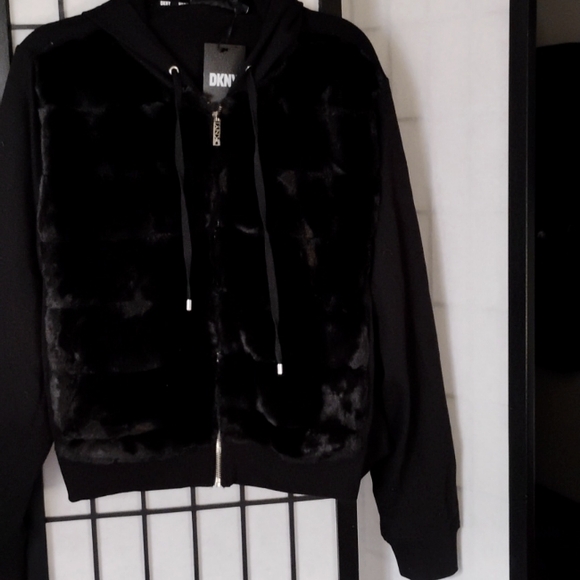 DKNY-Sweater - NEW - Faux fur front -  60% Cotton/poly blend back - XL - Picture 2 of 8